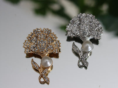 Carnation Pin with pearl